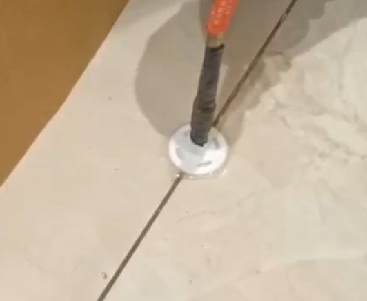 巴宜瓷砖空鼓维修公司专业解答瓷砖在铺贴过程中，如果没有涂抹均匀到位的粘结材料（如水泥砂浆或瓷砖胶），可能会导致以下问题