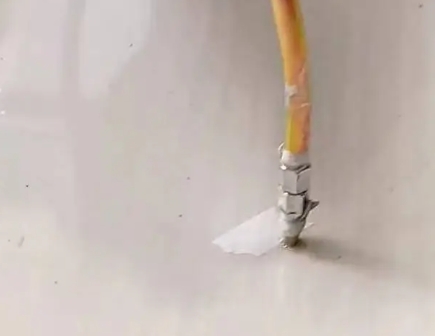 巴宜瓷砖空鼓维修公司专业解答在瓷砖铺贴过程中，如果使用的砂料过粗（如全部使用了粗砂），可能会导致以下问题